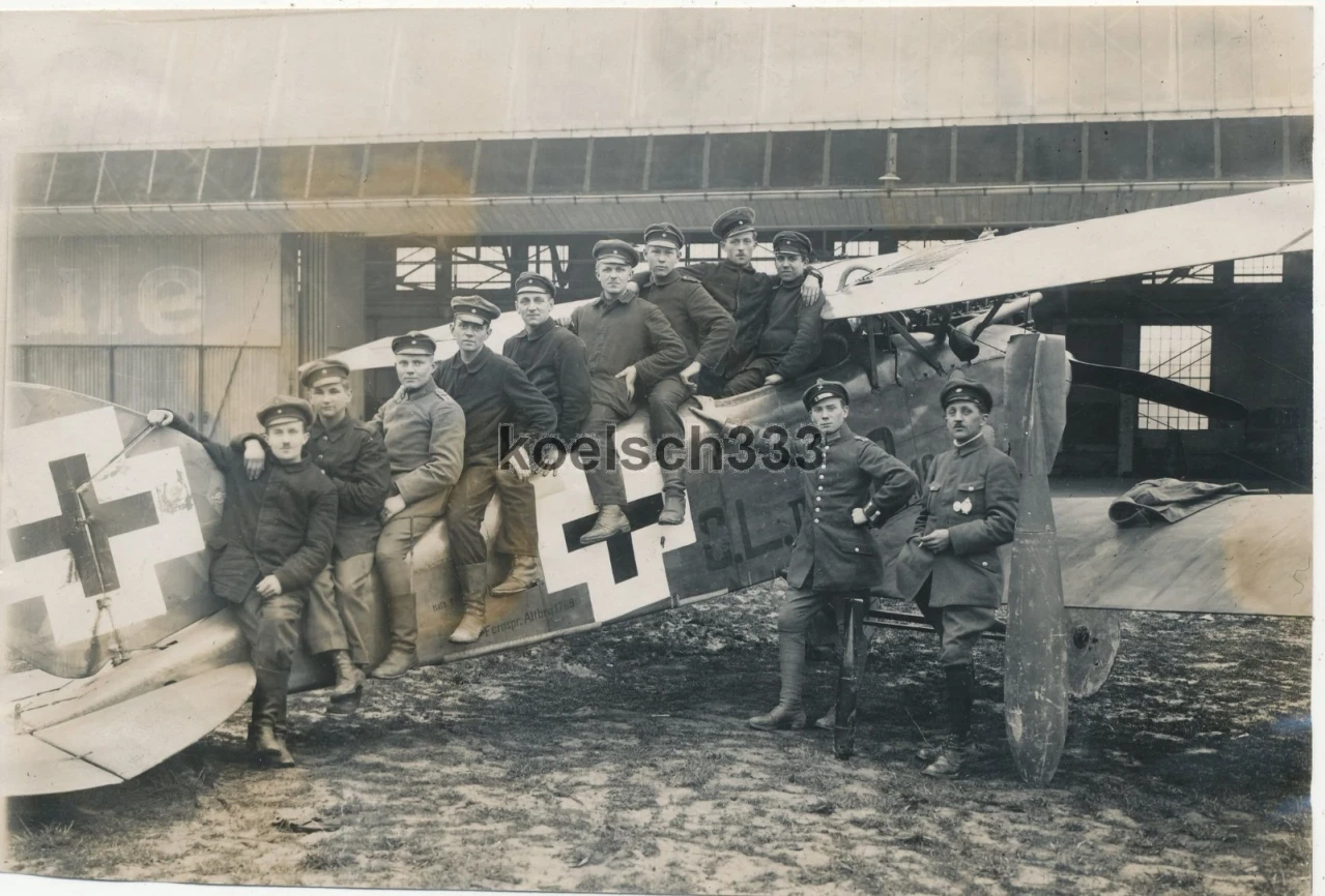 Foto Angehörige der Flieger Ers Abt 1 Altenburg am Doppeldecker Flugzeug (1)