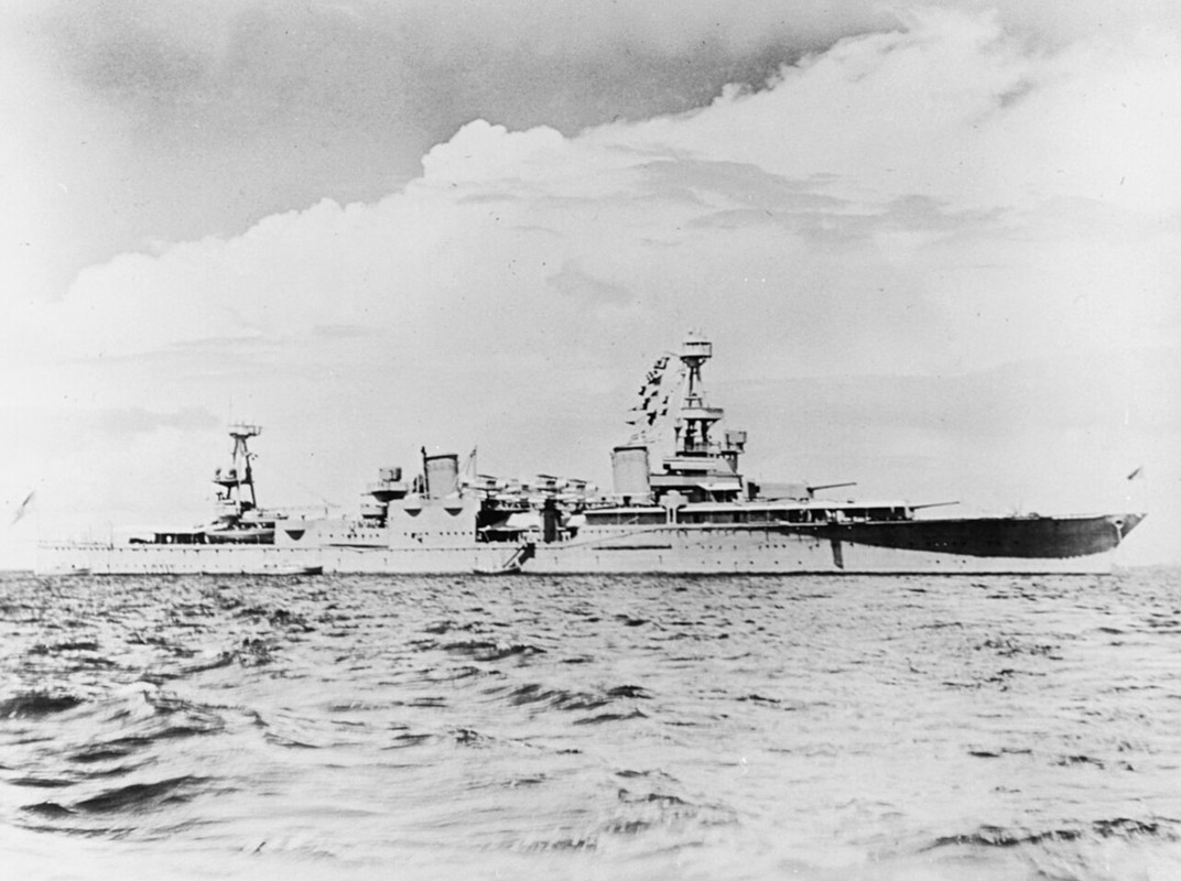 USS_Houston_(CA-30)_in_Manila_Bay,_in_1940-1941_(NH_81592)