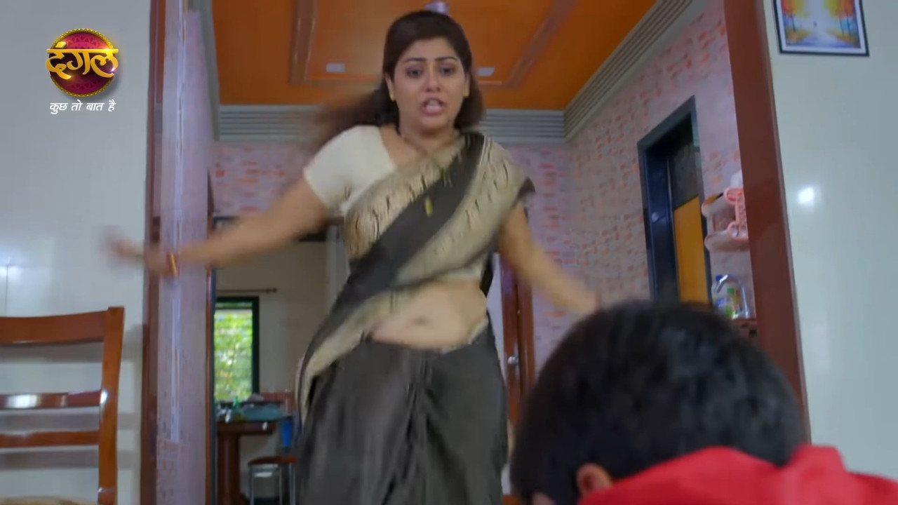 chubby serial actress sexy navel slips in saree.mkv_snapshot_00.15.136