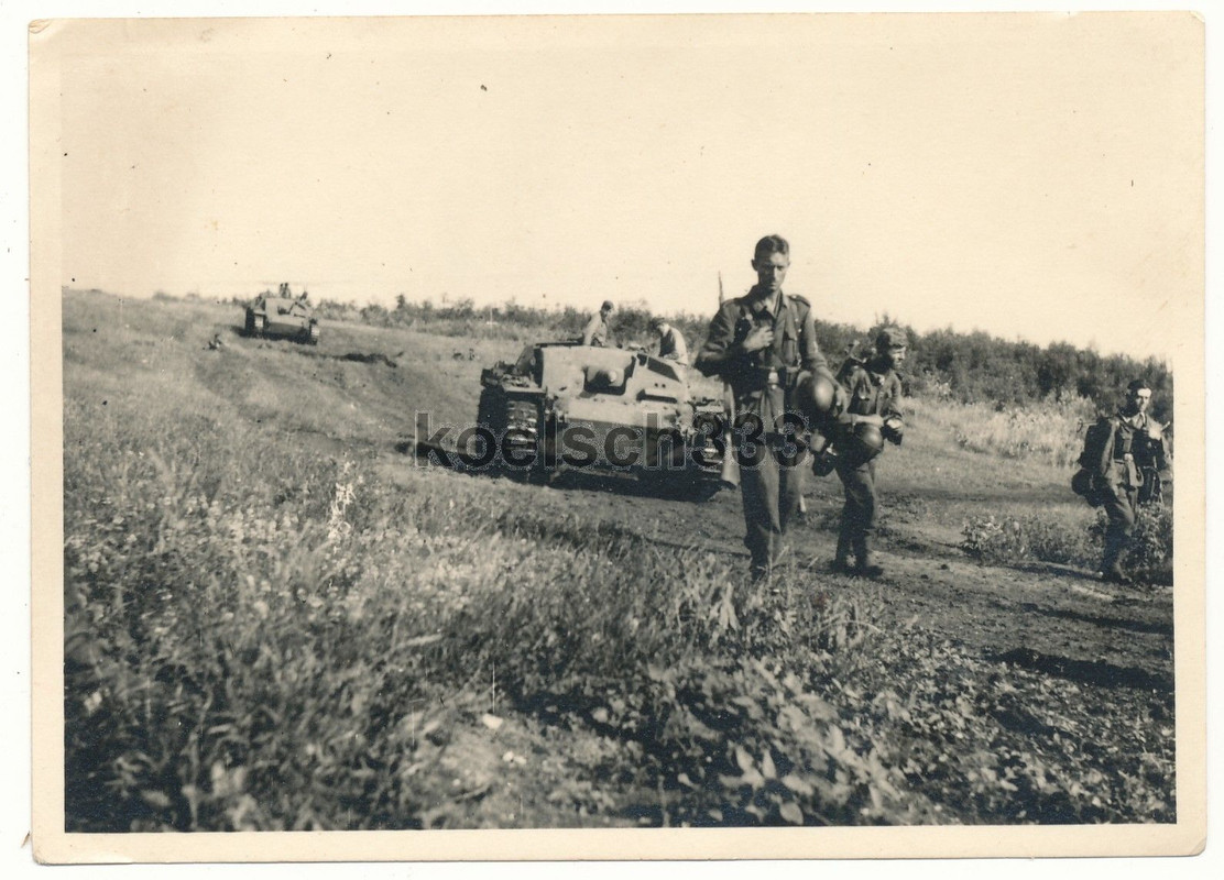 Foto Sturmgeschütz Panzer und Infanterie rückt a