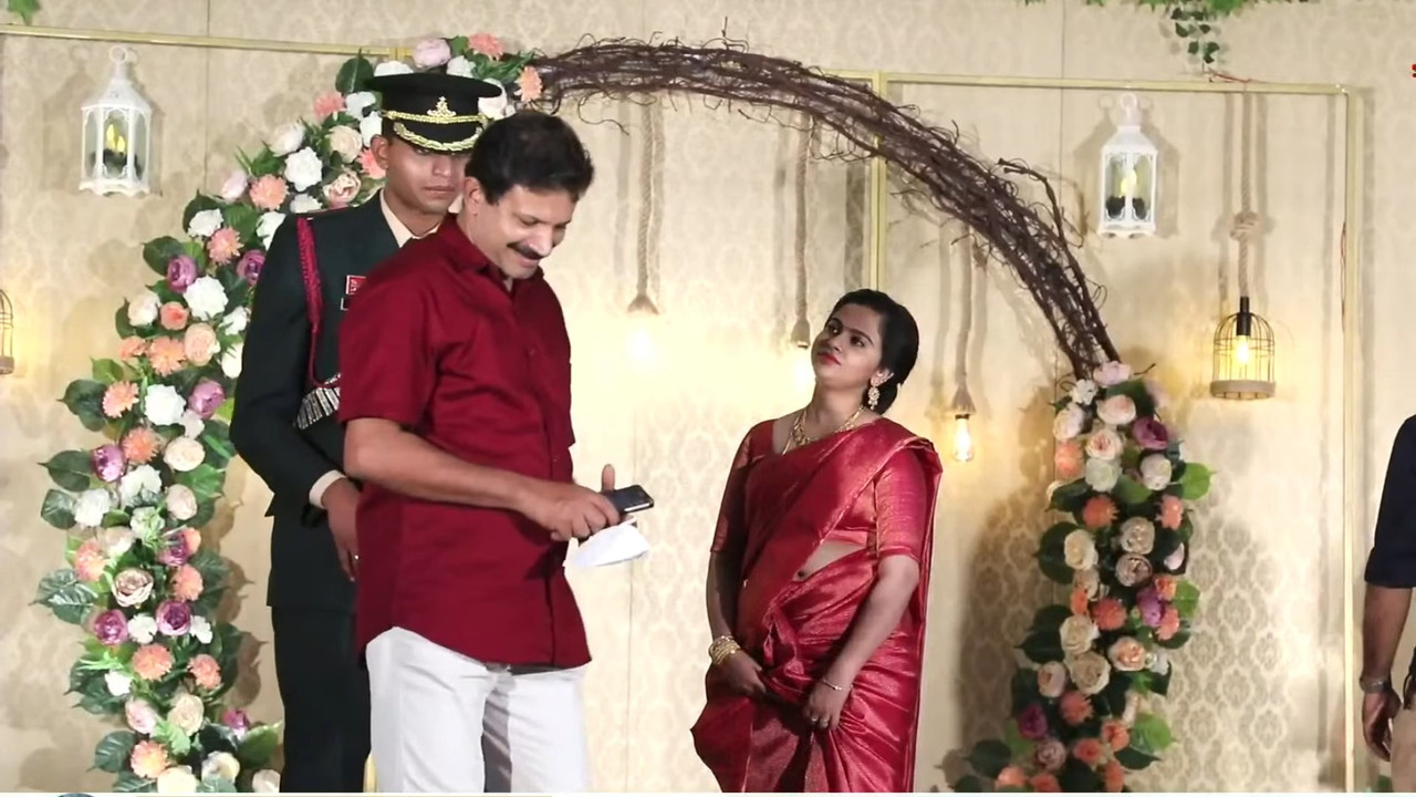 Cute Malayali bride wide open deep anvel in red saree.mp4_snapshot_01.00.434