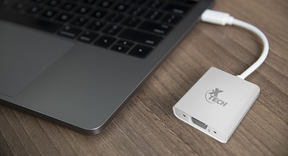 Adaptador Xtech USB-C a VGA, mostrando sus dos conectores.