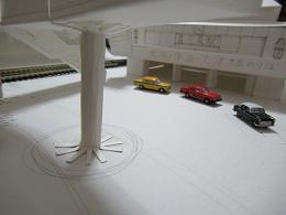 歩道橋下から2車あり