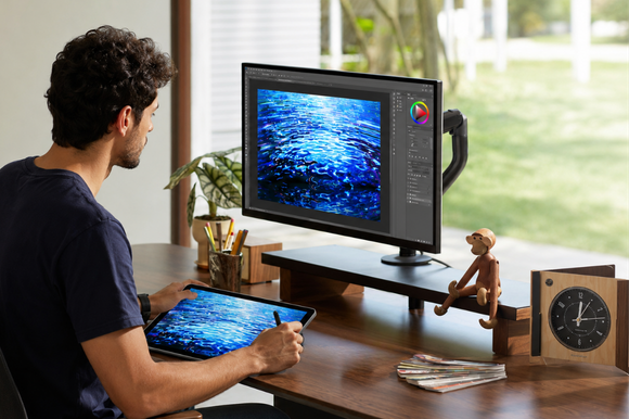 Ambiente de trabalho com monitor