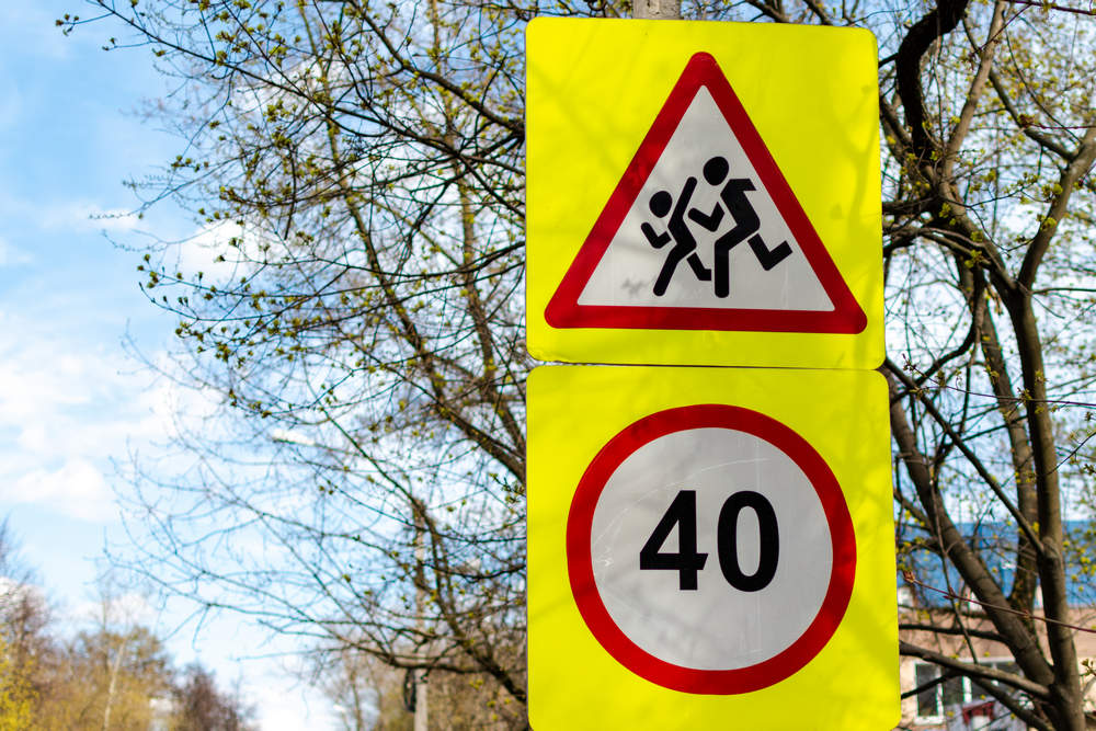 Дорожные знаки повышенной видимости с флуоресцентной окантовкой