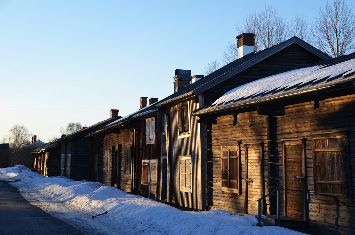 brownwoodenhousesinsnow.jpg
