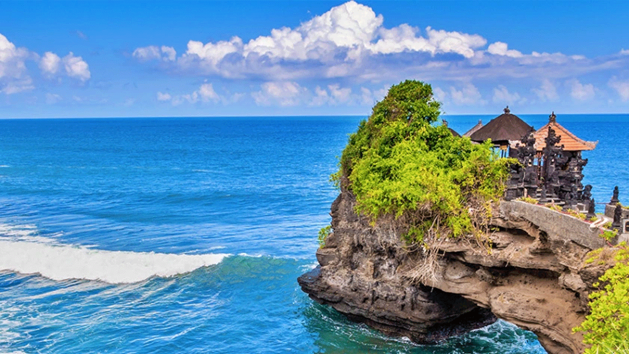 Pesona Pantai Batu Bolong Tempat Sempurna Untuk Liburan Santai dan Seru