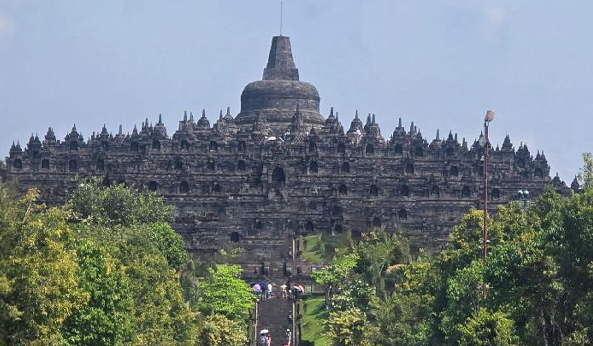 Candi Borobudur dan Prambanan Berubah Jadi Arena 17an, Wisatawan Tumpah Ruah!