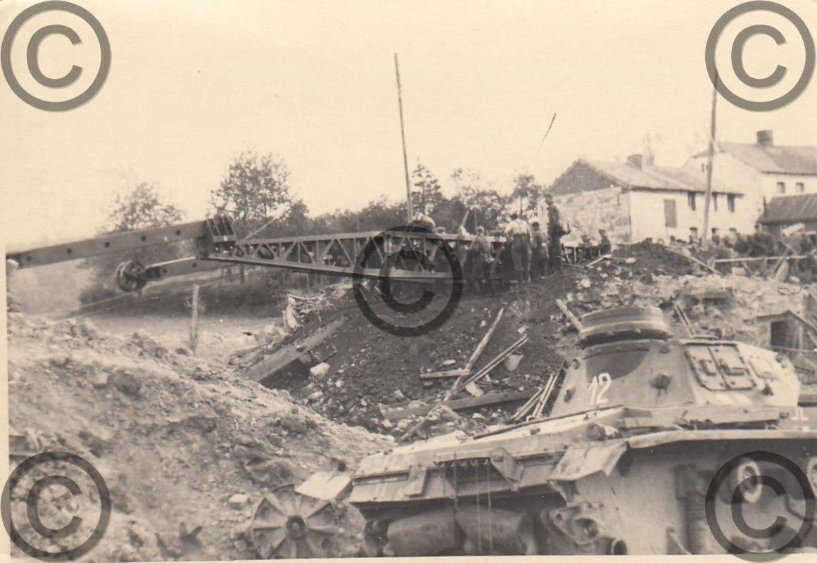 Foto, zerstörter Panzer 2, Brückenbau, Westfeldz