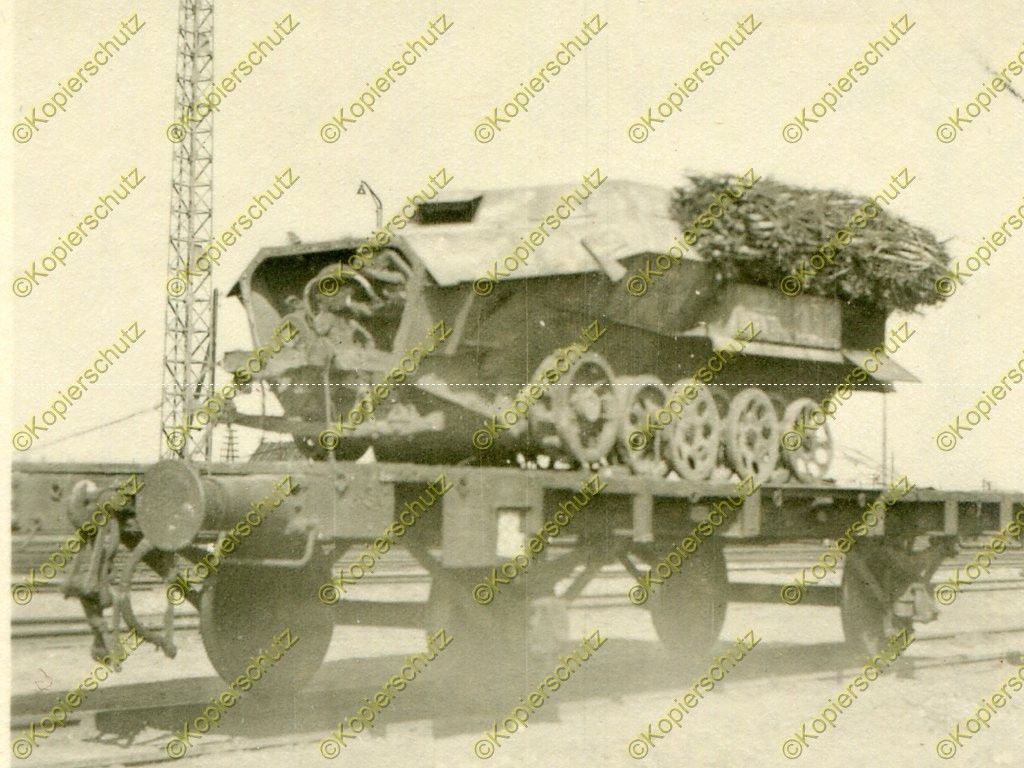 Foto, Wehrmacht, Sdkfz, zerstörter Panzerspähwagen, Eisenbahntra