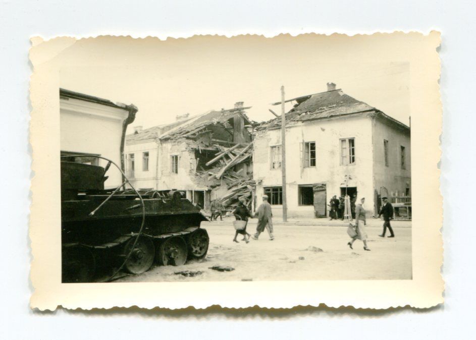 Broken BT-7_16a50. Возможно он же. Танк оттащили в сторону