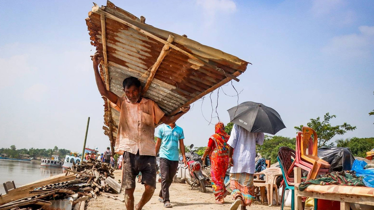 ঢাকী নদীর বেড়িবাঁধে ভাঙন: আতঙ্কে দাকোপের কয়েক হাজার মানুষ