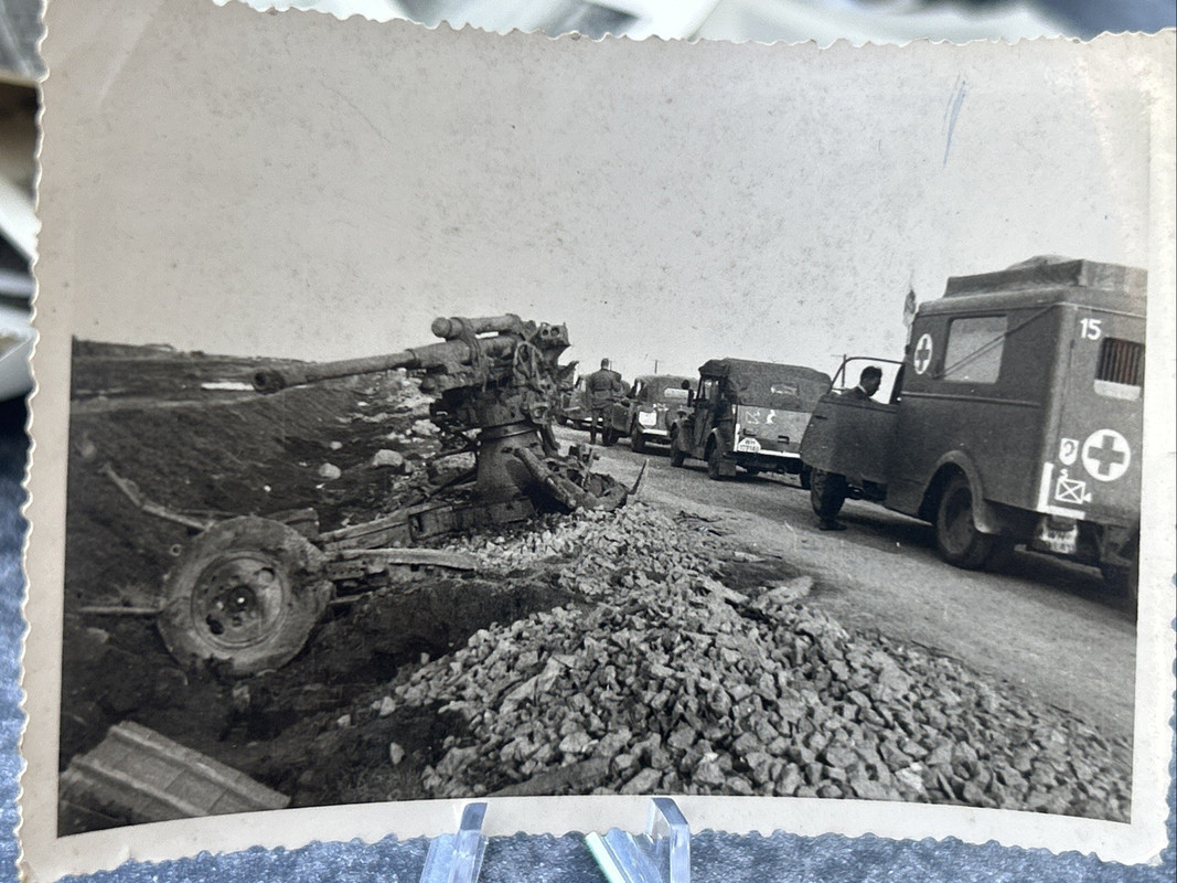 Foto Wk2 Wehrmacht Fahrzeug Kfz Pkw LKW Soldaten Front Kampf DRK Flak Vormarsch (1)