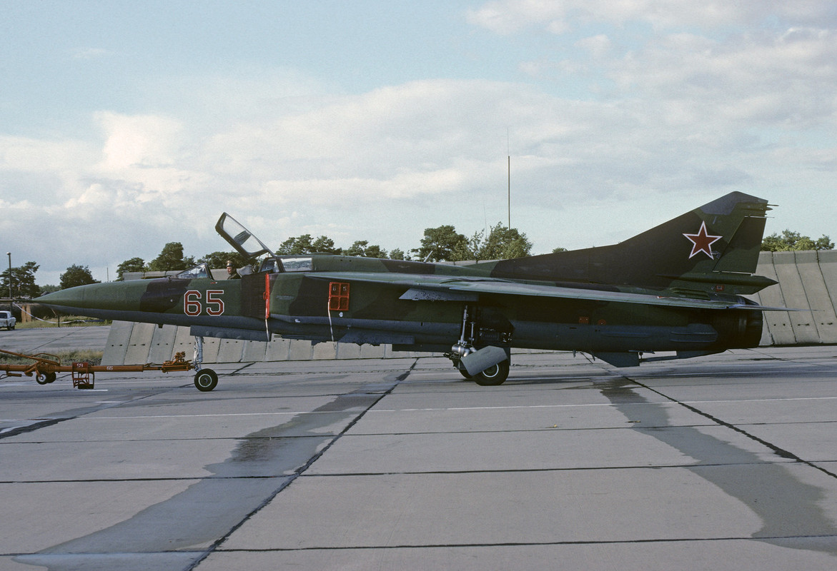 787 IAP Mig-23UB 65 Red_0904106_1992 (2)