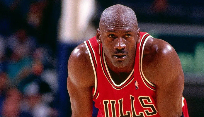 Subastan tenis de Michael Jordan; podrían venderse a precio récord