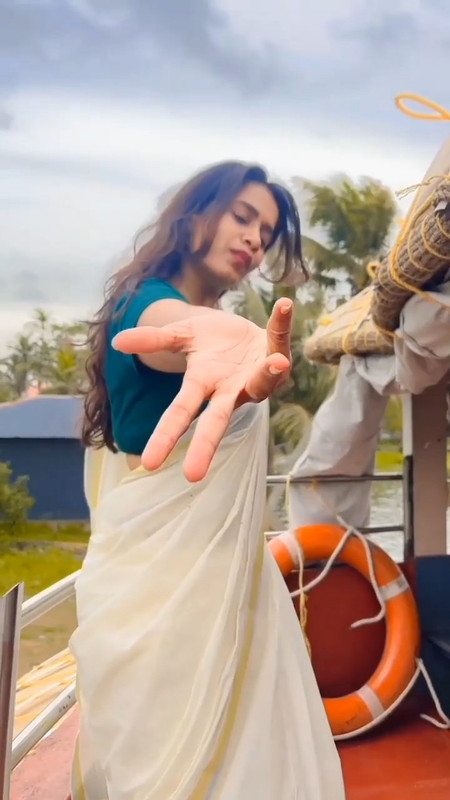 sexy malayali girl open navel show in kerala saree.mp4_snapshot_00.00.296