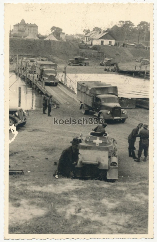 Foto Panzer der Wehrmacht sichert eine Kriegsbrücke in Polen 1939 Opel LKW