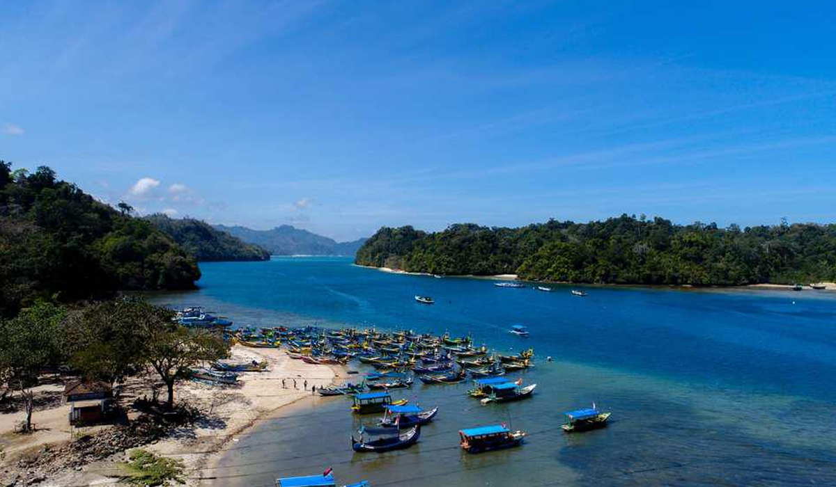 Menikmati Keindahan Pantai Sendang Biru yang Sangat Menakjubkan