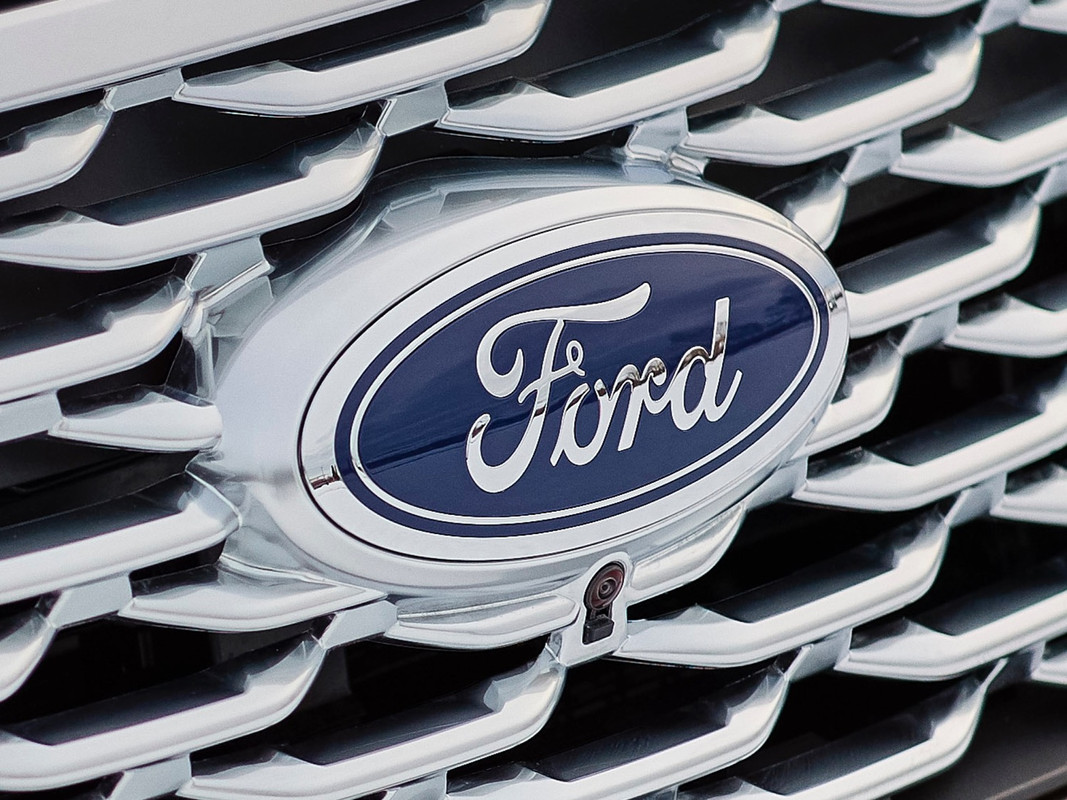 Ford les dice a sus socios que suspenderá sus operaciones en Rusia