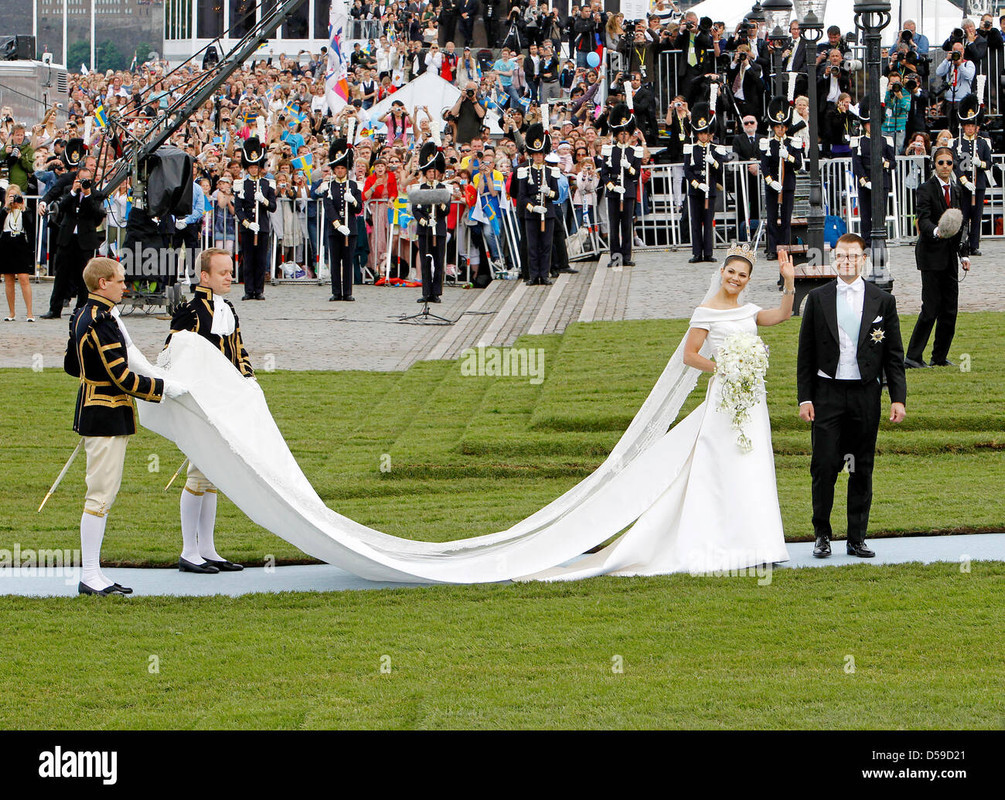 crown-princess-victoria-of-sweden-and-prince-daniel-of-sweden-arrive-D59D21