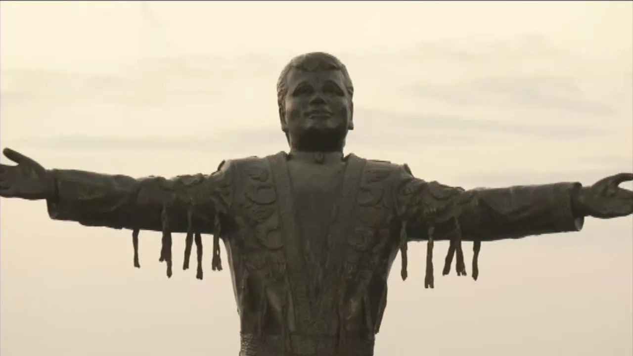 Se roban estatua de Juan Gabriel en Acapulco, aseguran que turistas se la llevaron