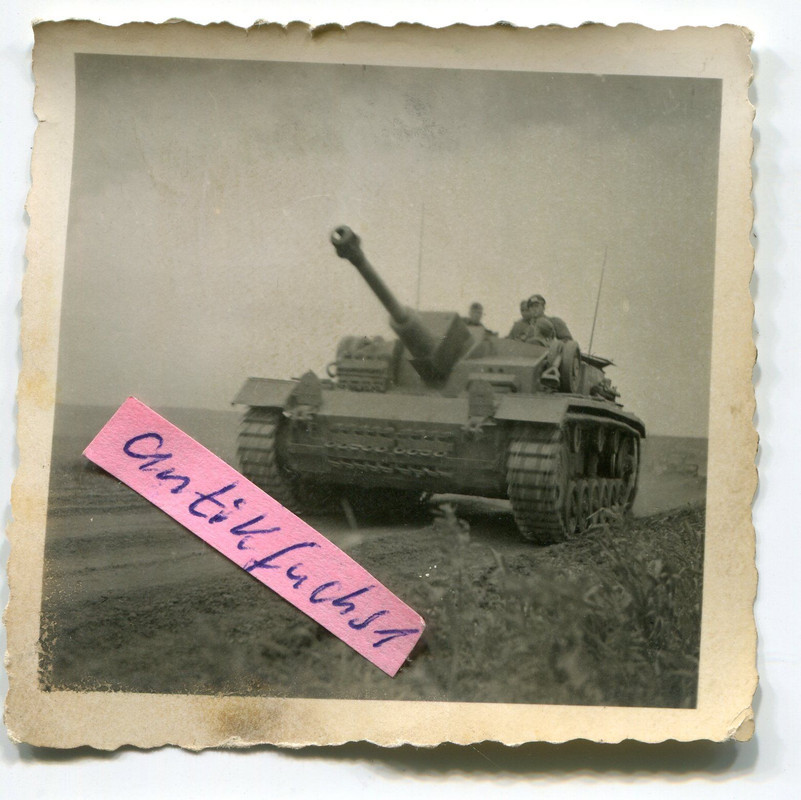 Panzer-Sturmgeschütz in Fahrt beim Front-Einsatz
