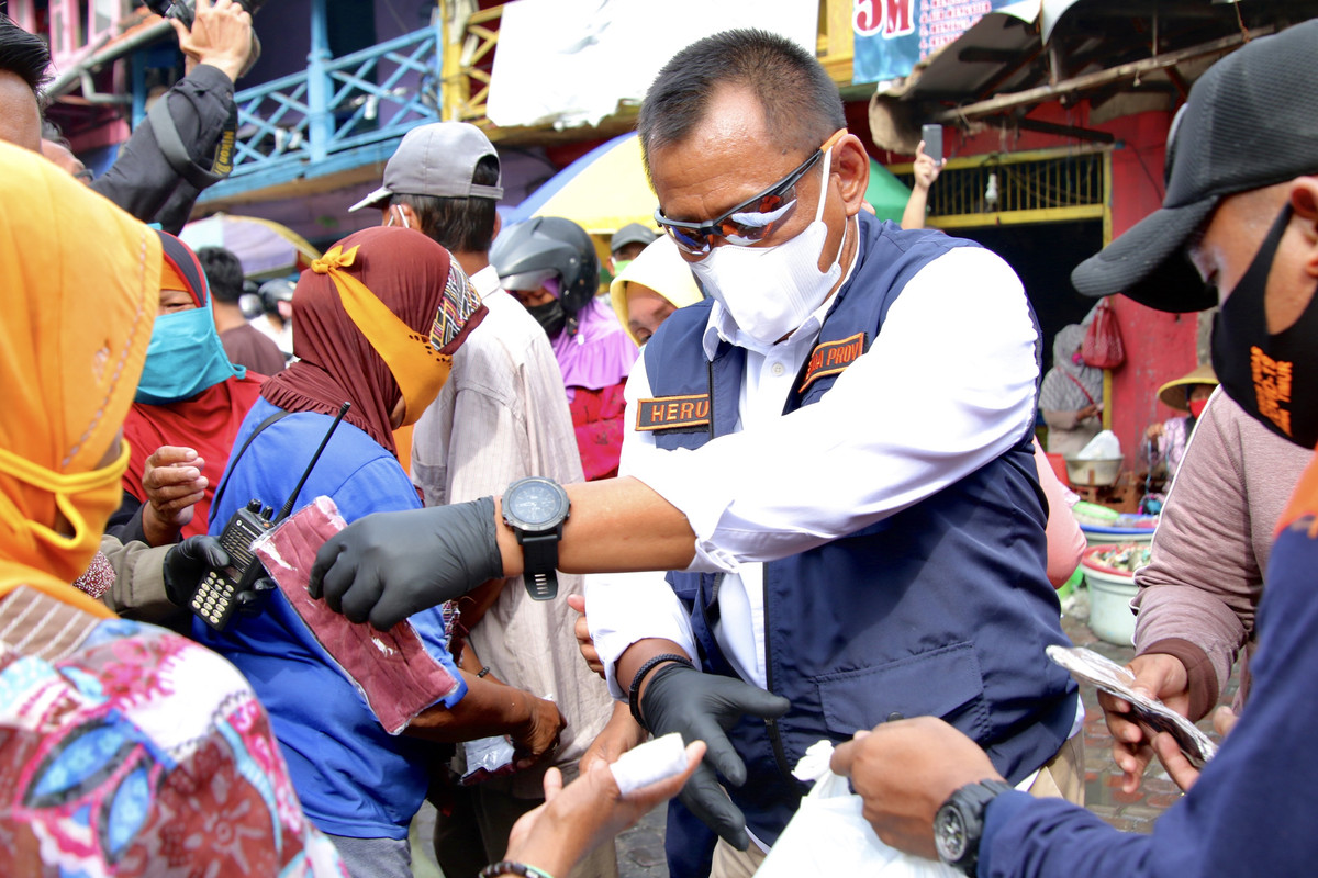 Tegakkan Prokes, Sekdaprov dan Forkopimda Jatim Bagi Masker di Pasar Pabean Surabaya