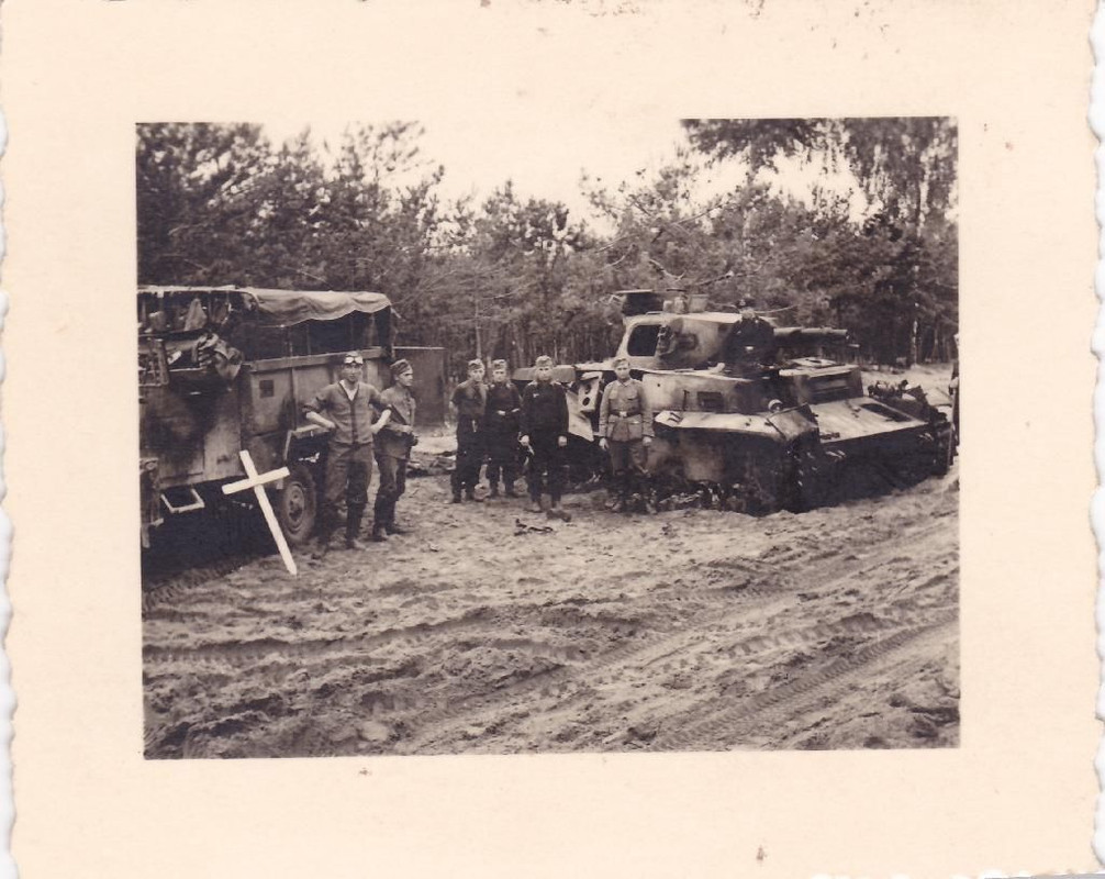 zerstörter Panzer 4   Grabkreuz Leutnant Hauck S