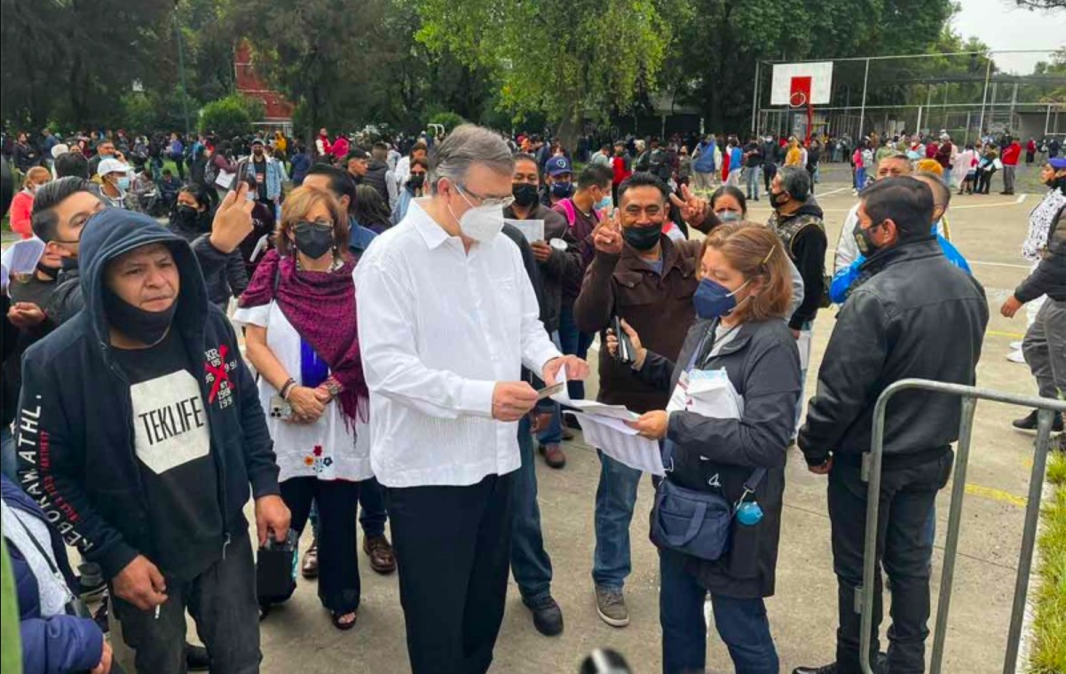 Marcelo Ebrard emite su voto para el Congreso Nacional de Morena