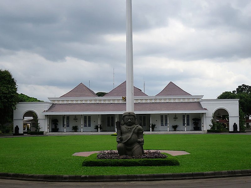 Gedung Agung dengan patung batunya yang tampak dari depan