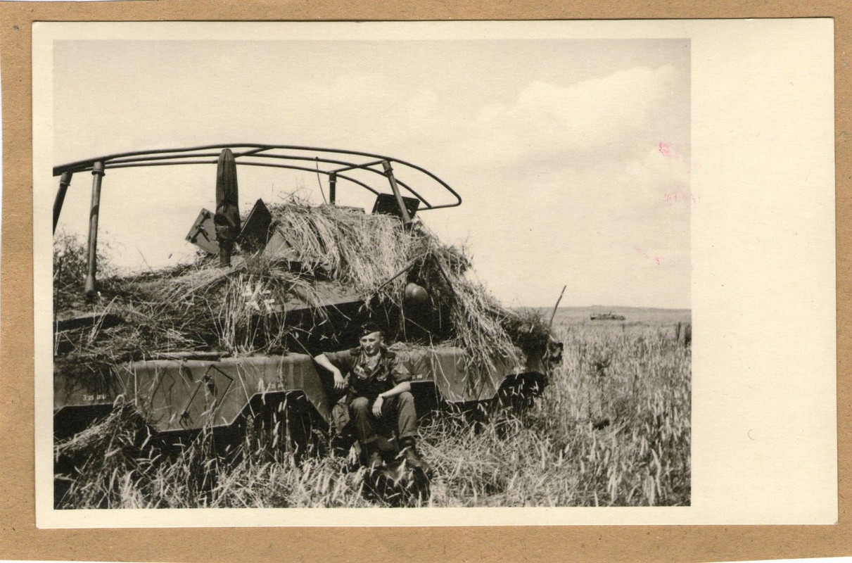 Panzerspähwagen getarnt, Soldat, alte Postkarten