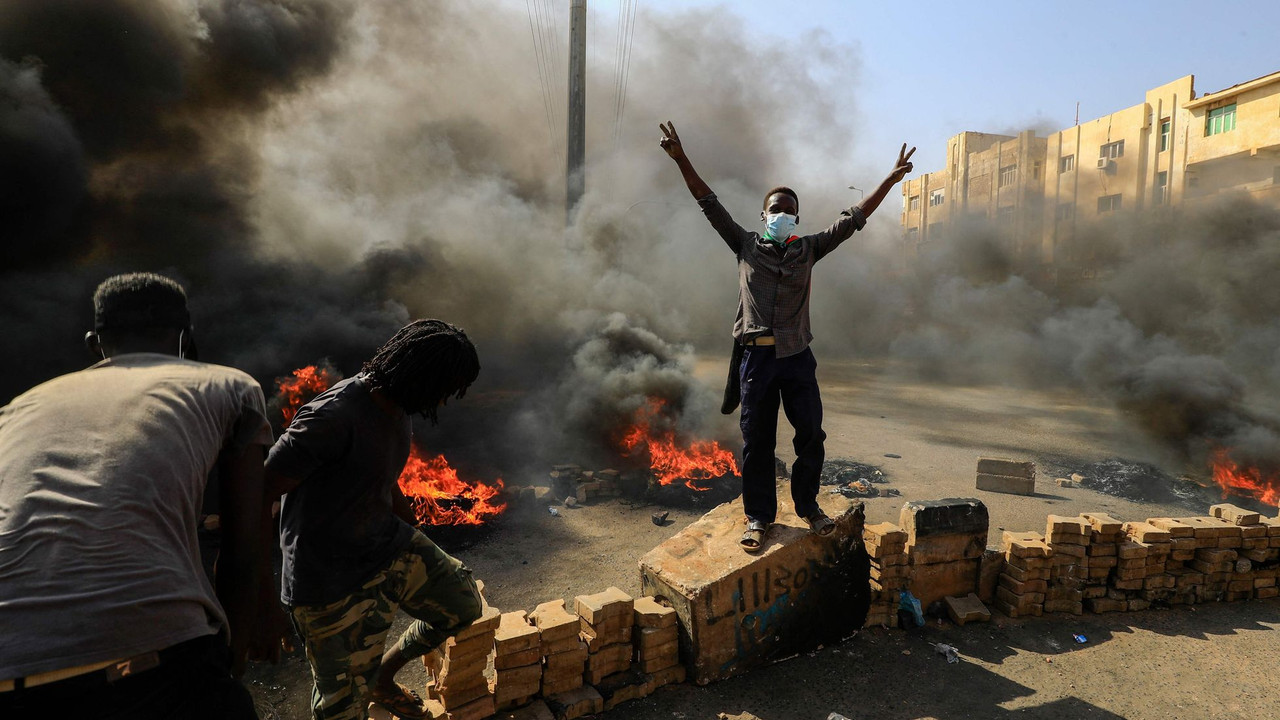 Primer ministro de Sudán renuncia en medio de protestas contra el gobierno