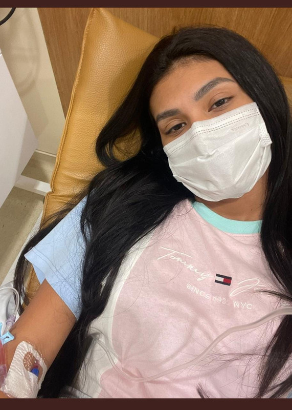 Hospitalizan a cantante por aguantarse gases frente a su novio y se viralizó