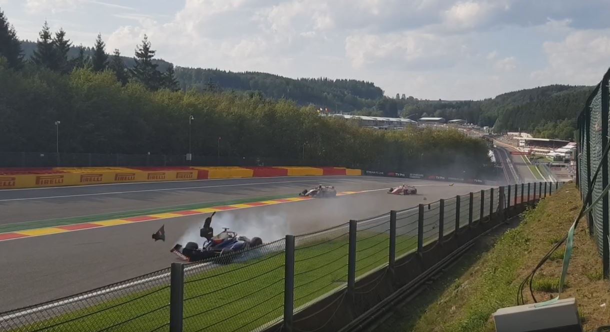 5, no 20 (alesi) car comes back onto track and hubert and boschu