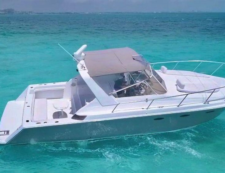 Blue Magic 38 ft yacht rental Cancun - Kitchen and dining area with air conditioning and full amenities