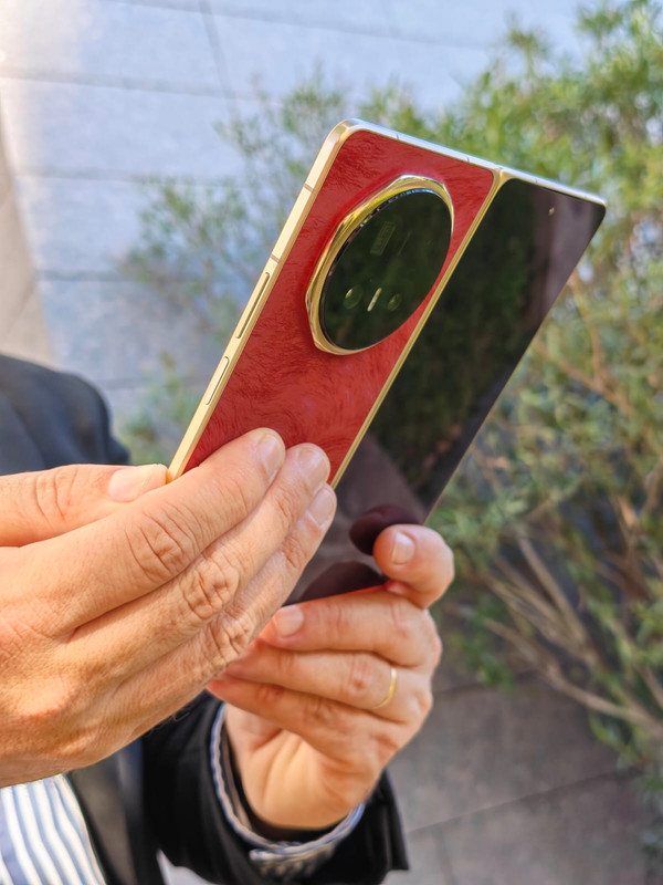 HONOR-Magic-V6-el-plegable-insignia-en-vivo-3