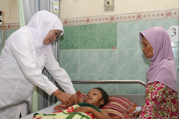 Khofifah Minta Korban Ambruknya SDN Gentong Pasuruan Dapatkan Trauma Healing and Counceling
