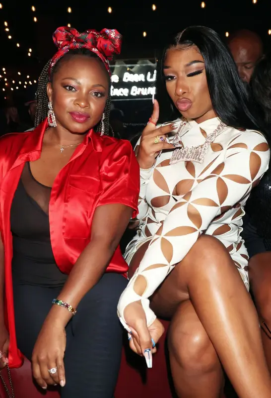 Up-Skirt-Megan-Thee-Stallion-Pussy-Photos-celebmasta (2)