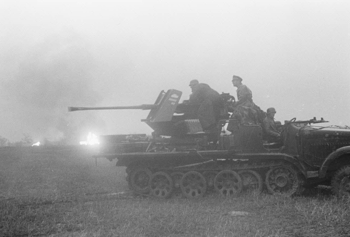 Chargé de fantassins allemands, un semi-chenillé Sd.Kfz.62 équipé d'un canon de 3.7cm Flak 36 du Lei