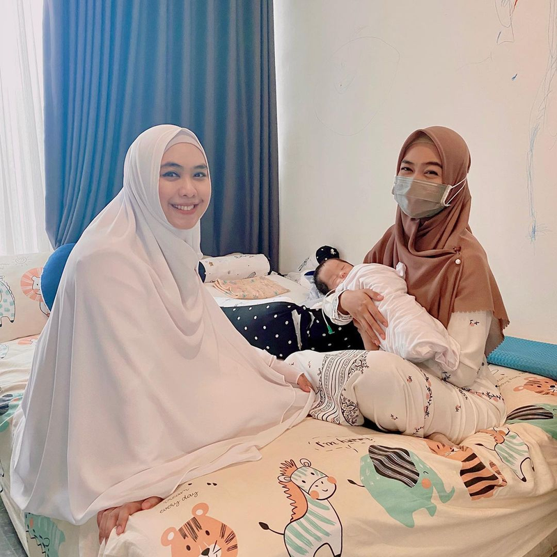 Ria Ricis menggendong baby Sulaiman, anak keempat Oki Setiana Dewi
