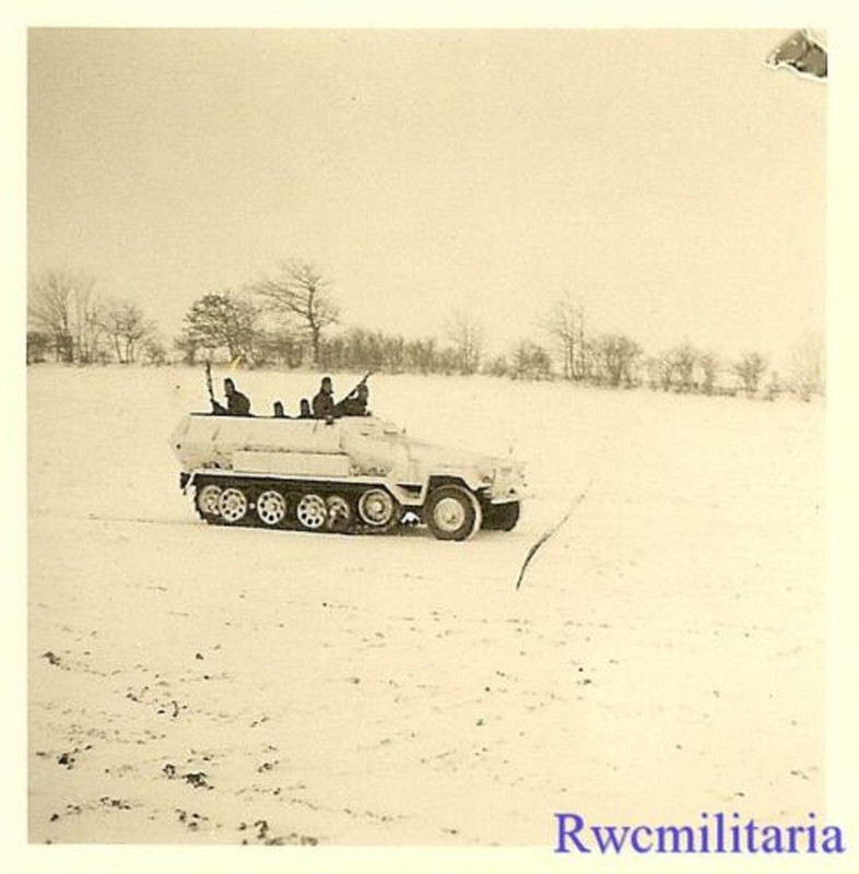 German SdKfz.251 Schützenpanzerwagen Halftrack in Winter