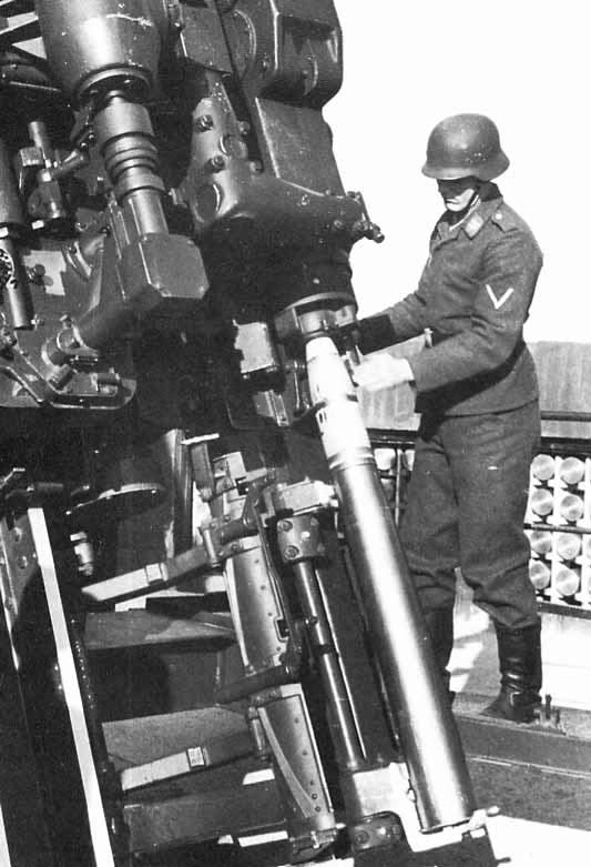  Artillero en el momento de cargar un FlaK 40