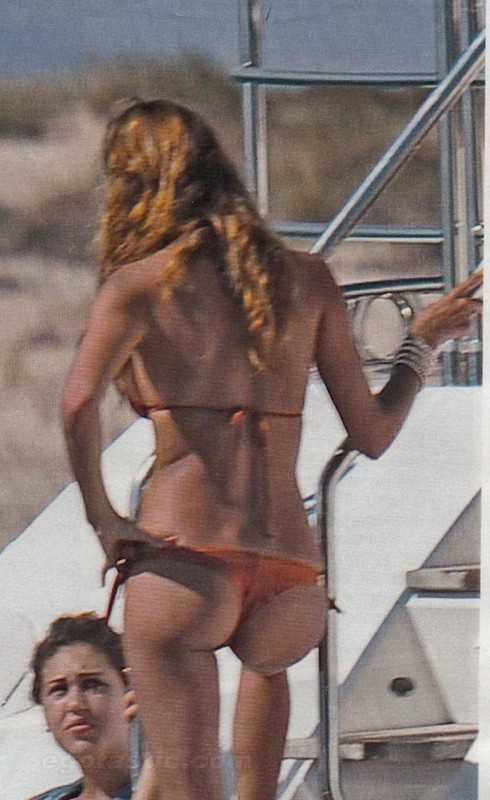 belen-rodriguez-topless-balcony-02-830x1354