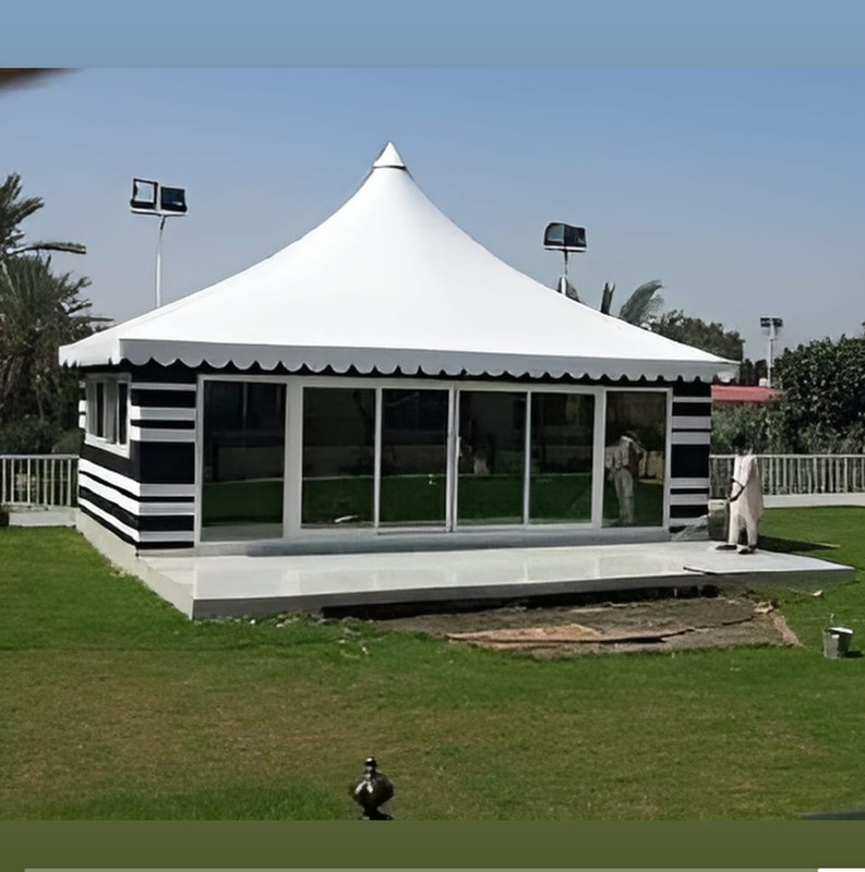 مجلس تراثي مع إضاءة دافئة