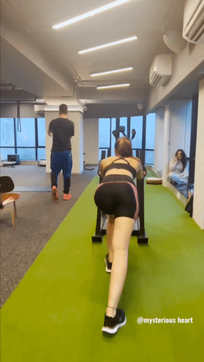 [Image: Kriti-Sanon-Slim-Booty-Ass-Workout-Alow-motion-Mute.gif]