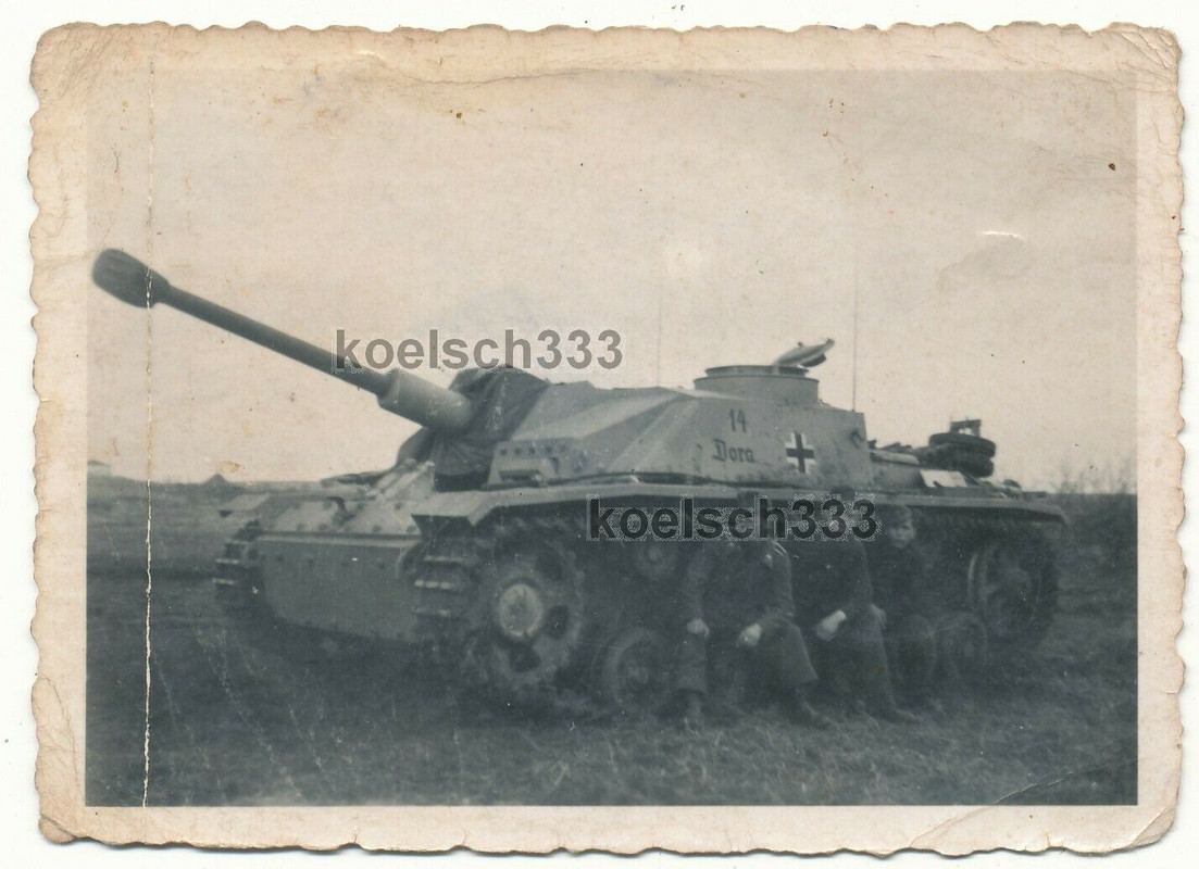 Foto Panzermänner am Sturmgeschütz DORA StuG Abt. 232 Sturmartil
