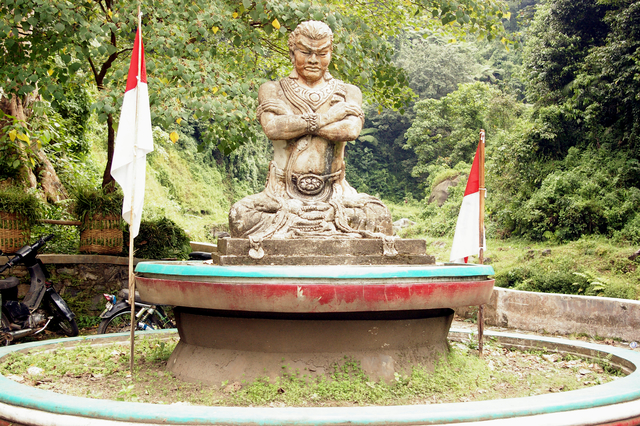 Arca Patih Gadjah Mada yang berada di area parkir Air Terjun Madakaripura