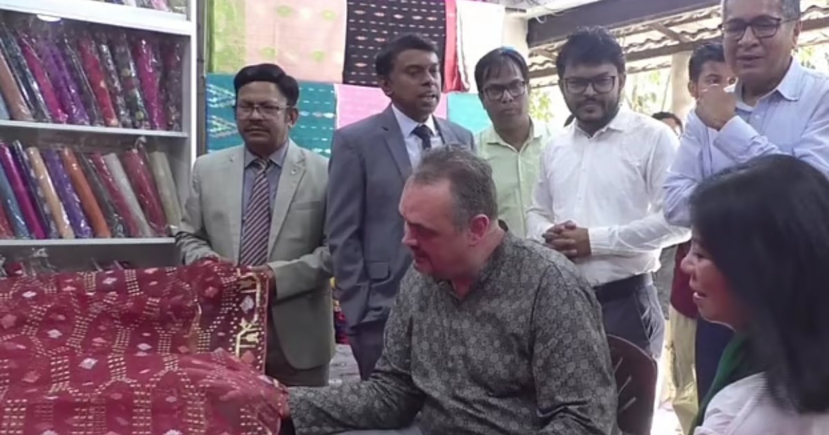 সোনারগাঁয়ের পানাম নগরী ঘুরে দেখলেন মার্কিন রাষ্ট্রদূত, নকশিকাঁথা ও জামদানি শাড়ি দেখে মুগ্ধ