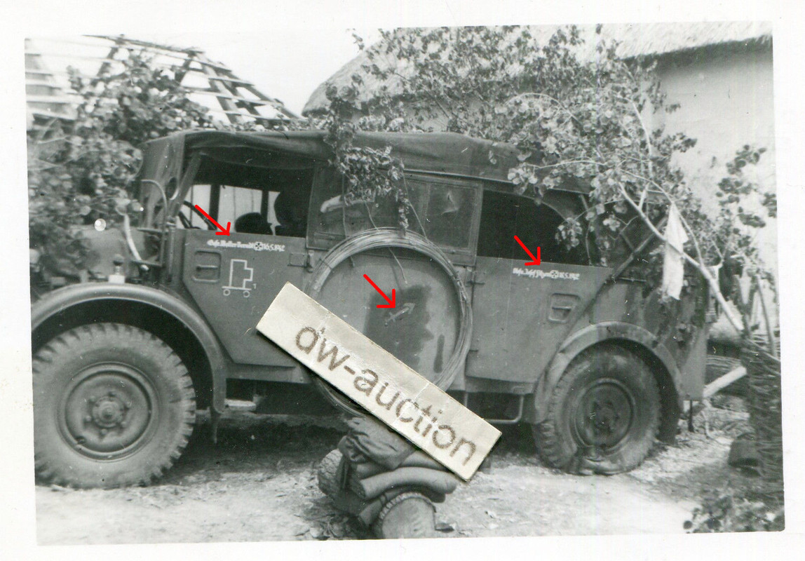 23 Panzer Division , Fahrzeug mit Wappen und Namen Gefallener auf Tür