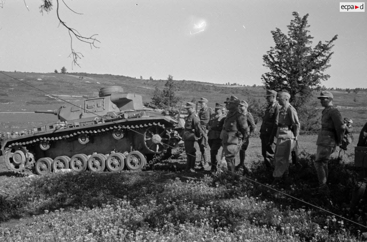 Les chars Panzer III démarrent puis quittent le lieu de la cérémonie militaire (2)